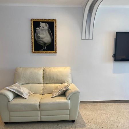 Shared Apartment! Piso Compartido! Общая Квартира! Sevilla Kültér fotó