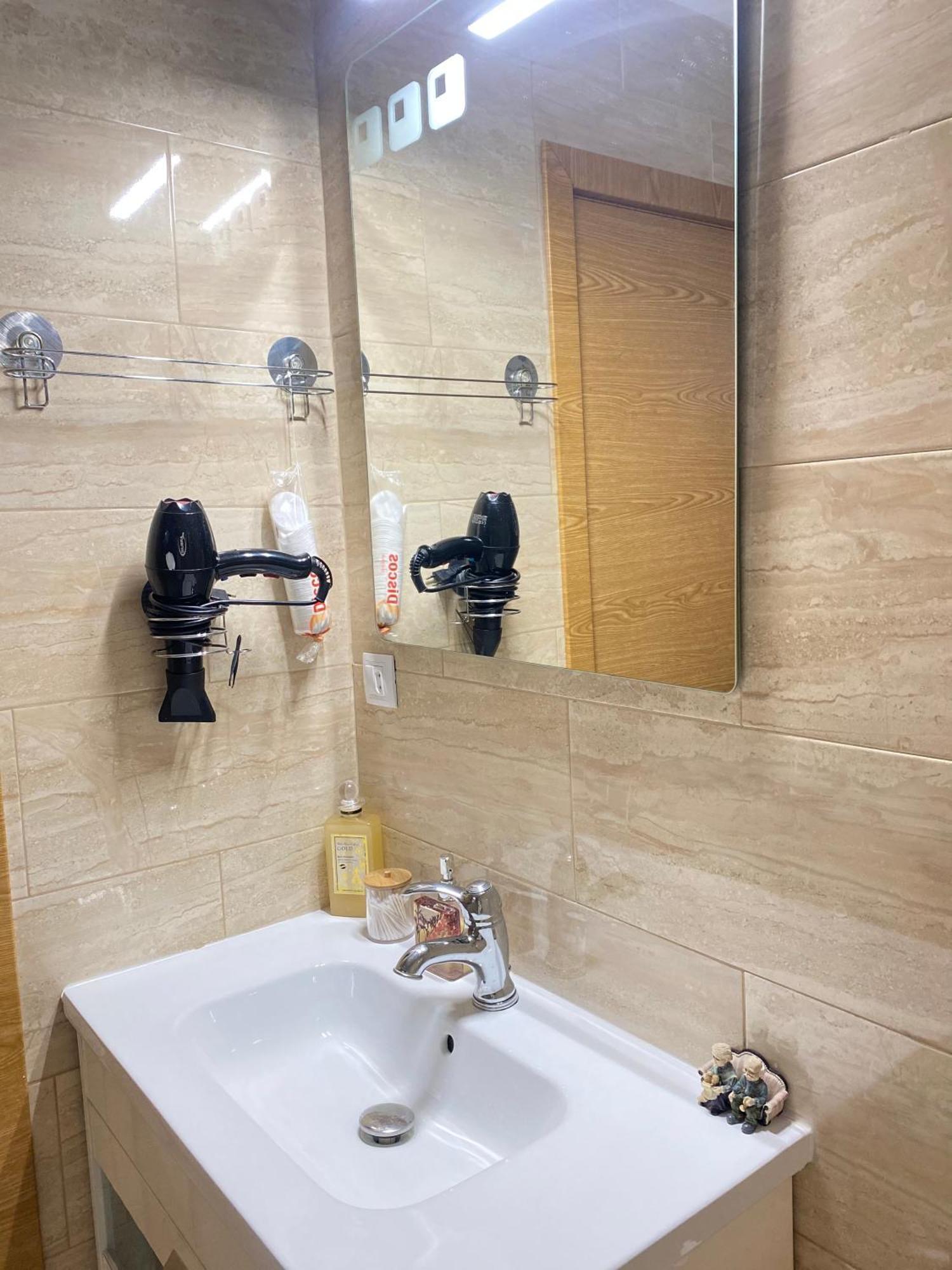 Shared Apartment! Piso Compartido! Общая Квартира! Sevilla Kültér fotó