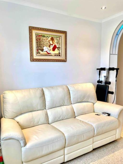 Shared Apartment! Piso Compartido! Общая Квартира! Sevilla Kültér fotó
